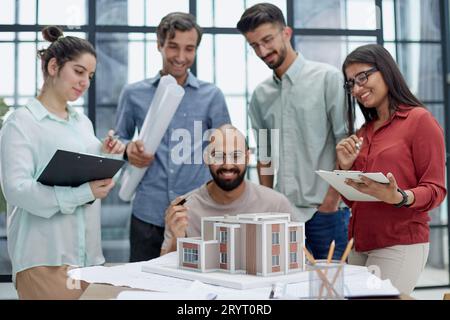 Architekten und Designer arbeiten an der Grundrissgestaltung im Bürostudio. Stockfoto