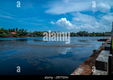 Riesiger Tempelteich aus Kannur, Kerala. Stockfoto