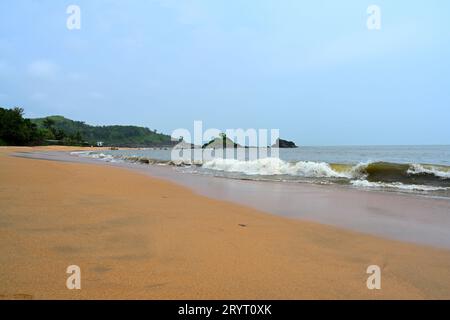 Gokarna | milchweiße Wellen in der Mitte des Rahmens stürzen am Ufer von OM Beach ab Stockfoto