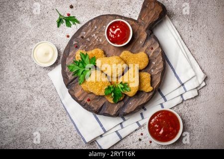 Gebratene knusprige Hähnchennuggets mit beliebten Saucen Stockfoto