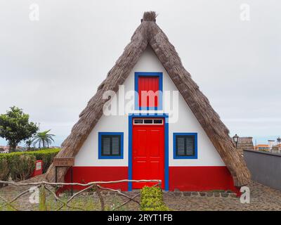 Farbenfrohe Häuser von Santana, Madeira Insel, Portugal. Typische Gebäude haben eine dreieckige Form, bedeckt mit Reh, bekannt als „Casas Tipicas de Santana“ Stockfoto