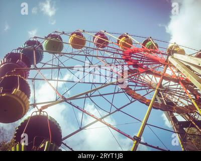 Retro-Riesenrad auf blauem Himmel, mobiles Foto Stockfoto