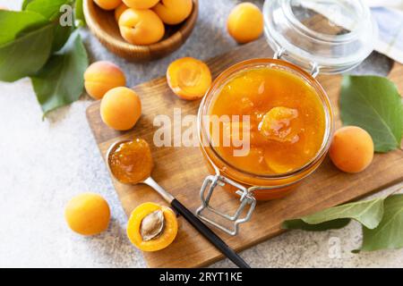 Hausgemachte Konservierung. Köstliche Aprikosenmarmelade oder Gelee auf einem Steintisch. Speicherplatz kopieren. Stockfoto