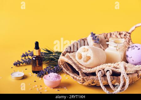 Häusliche Körperpflege. Naturkosmetika mit Lavendel. Spa-Einstellung auf gelbem Hintergrund Stockfoto