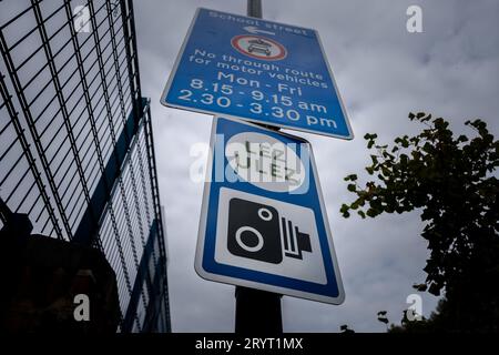 Beschilderung: Low Emission Zone (LEZ) und Ultra Low Emission Zone (ULEZ) in Honor Oak, Lewisham, Zone 3, London, Großbritannien. Stockfoto