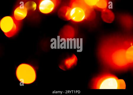 Abstrakter bokeh dunkler Hintergrund mit Reflexionen von Neonstrahlen zur Produktdarstellung Stockfoto