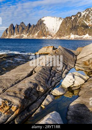 Küstenlandschaft bei Tungeneset und die Gipfel Okshornan (Teufelszähne). Die Insel Senja im Winter im Norden Norwegens. Europa, Norwegen, Senja Stockfoto