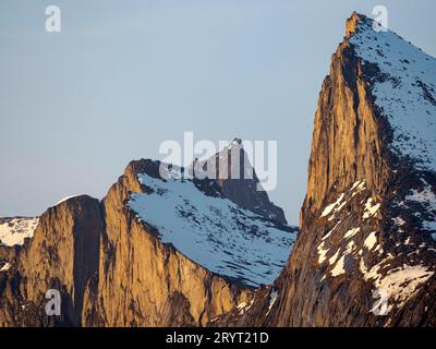 Landschaft in Mefjorden, den berühmten Gipfeln des Mt. Segla und Mt. Hesten. Die Insel Senja im Winter im Norden Norwegens. Europa, Norwegen, Senja, Ma Stockfoto