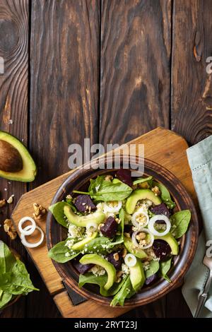 Veganes Essen, kalorienarme Diät-Mahlzeit. Couscous mit Avocado, Rüben, grünen Bohnen, Spinat auf einem rustikalen Holztisch. Blick aus der ganzen Welt Stockfoto