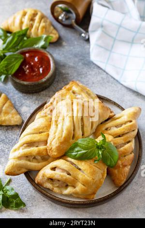 Country-Style. Leckeres Essen. Mini-Fleischpasteten mit Huhn aus Blätterteig auf einem Steintisch. Speicherplatz kopieren. Stockfoto