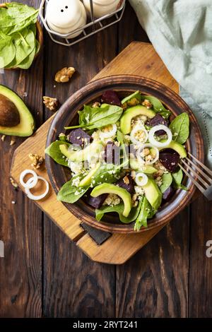 Veganes Essen, kalorienarme Diät-Mahlzeit. Couscous mit Avocado, Rüben, grünen Bohnen, Spinat auf einem rustikalen Holztisch. Blick aus der ganzen Welt Stockfoto