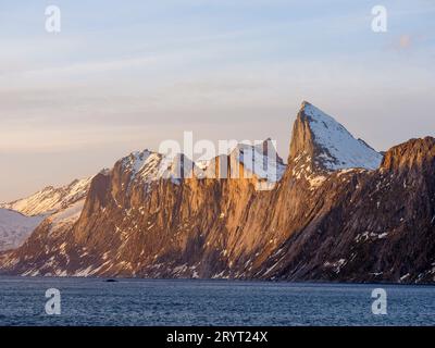 Landschaft in Mefjorden, den berühmten Gipfeln des Mt. Segla und Mt. Hesten. Die Insel Senja im Winter im Norden Norwegens. Europa, Norwegen, Senja, Ma Stockfoto