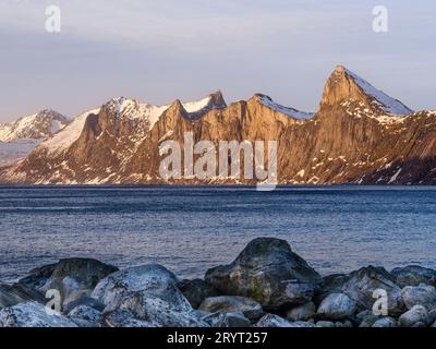 Landschaft in Mefjorden, den berühmten Gipfeln des Mt. Segla und Mt. Hesten. Die Insel Senja im Winter im Norden Norwegens. Europa, Norwegen, Senja, Ma Stockfoto