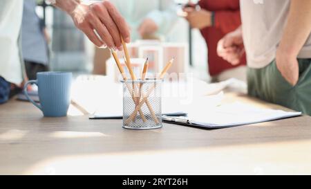 Menschliche Hand Künstler Zimmer Bleistift an Stockfoto