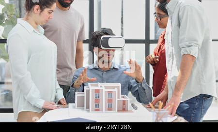 Junge Geschäftsfrau, die Kollegen vorstellt Stockfoto