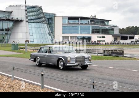 Mercedes-Benz 600 bei der Mercedes-Benz UK Rallye bei Mercedes-Benz World Brooklands Surrey UK Stockfoto