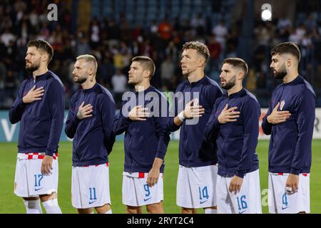 Die kroatische Fußballnationalmannschaft singt ihre Nationalhymne während eines Kroatien-Armenien-Spiels Stockfoto