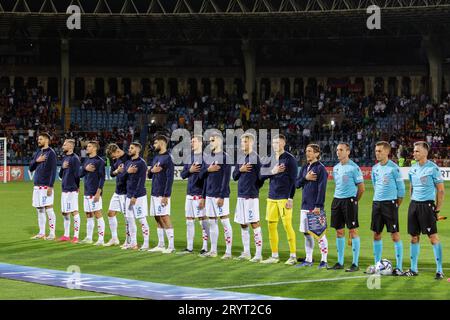 Die kroatische Fußballnationalmannschaft singt ihre Nationalhymne während eines Kroatien-Armenien-Spiels Stockfoto