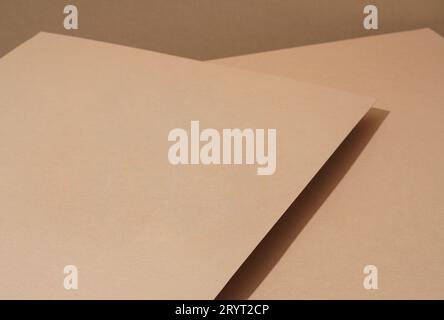 Farbenfroher Hintergrund aus braunem Papier mit Schatten. Abstrakte geometrische Elemente Stockfoto