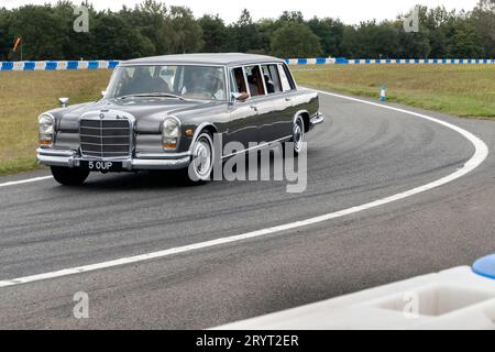 Mercedes-Benz 600 bei der Mercedes-Benz UK Rallye bei Mercedes-Benz World Brooklands Surrey UK Stockfoto