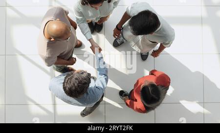 Handshake der Business Partner nach der Unterzeichnung des Vertrages Stockfoto