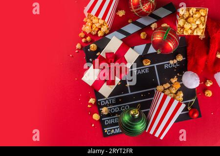 Teil der Weihnachtsfilmabende, Freunde und Familie zum Heimkino zusammenbringen. Einladungen zum Neujahr, Weihnachtsfilmpremiere mit Klapperbrett, Weihnachten Stockfoto