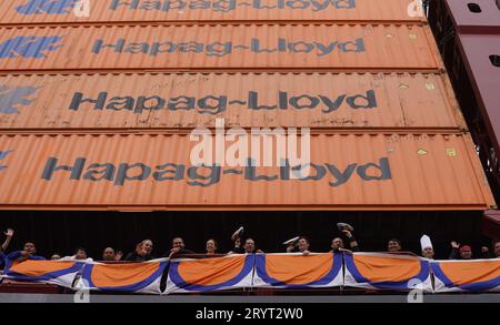 Hamburg, Deutschland. Oktober 2023. Die Besatzung des Hapag-Lloyd-Containerschiffs „Berlin Express“ steht an Deck in Burchardkai im Hamburger Hafen. Mit 399 Metern Länge, 61 Metern Breite und einer Transportkapazität von 23.664 20-Fuß-Standardcontainern (TEU) ist das südkoreanische Schiff laut Hapag-Lloyd das größte Frachtschiff, das jemals unter deutscher Flagge gefahren wurde. Quelle: Marcus Brandt/dpa/Alamy Live News Stockfoto