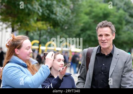 Manchester, Großbritannien - Montag, 2. Oktober 2023 – James Cracknell, ehemaliger Olympiasieger, kommt auf der Konferenz der Konservativen Partei an - Mr. Cracknell ist der Kandidat der Tory-Partei für den Wahlkreis Colchester - Foto Steven May / Alamy Live News Stockfoto