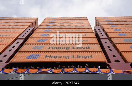 Hamburg, Deutschland. Oktober 2023. Die Besatzung des Hapag-Lloyd-Containerschiffs „Berlin Express“ steht an Deck in Burchardkai im Hamburger Hafen. Mit 399 Metern Länge, 61 Metern Breite und einer Transportkapazität von 23.664 20-Fuß-Standardcontainern (TEU) ist das südkoreanische Schiff laut Hapag-Lloyd das größte Frachtschiff, das jemals unter deutscher Flagge gefahren wurde. Quelle: Marcus Brandt/dpa/Alamy Live News Stockfoto