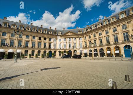 Frankreich, Paris, 20.08.2023, das Ritz Paris ist ein Hotel im Zentrum von Paris mit Blick auf den Place Vendôme im 1. Arrondissement der Stadt. Stockfoto