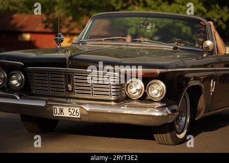 Ein altes Auto, das am Straßenrand geparkt ist Stockfoto