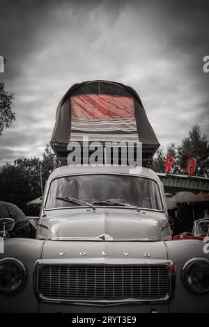 Ein altes Auto, das am Straßenrand geparkt ist Stockfoto