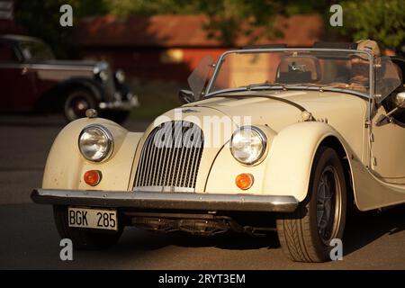 Ein altes Auto, das am Straßenrand geparkt ist Stockfoto