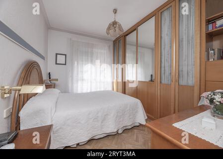 Schlafzimmer mit individuell angefertigtem Kleiderschrank mit Glastüren Stockfoto
