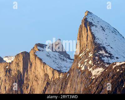 Landschaft in Mefjorden, den berühmten Gipfeln des Mt. Segla und Mt. Hesten. Die Insel Senja im Winter im Norden Norwegens. Europa, Norwegen, Senja, Ma Stockfoto