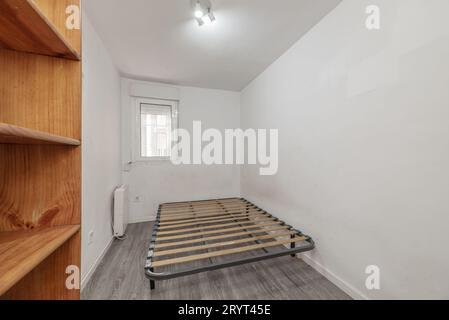 Kleines Schlafzimmer mit Lattenrost und Beinen Stockfoto