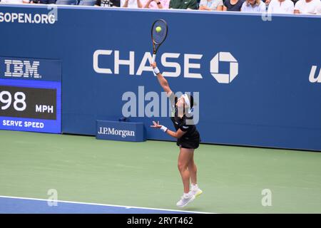 Eine Athletin spielt auf einem Tennisplatz auf Jabeur und spielt Schläger und Ball bei den US Open 2023 Stockfoto