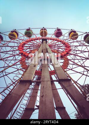 Retro-Riesenrad auf blauem Himmel, mobiles Foto Stockfoto