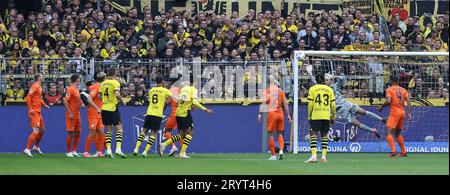 firo: 23.09.2023, Fußball, 1. Liga, 1. Bundesliga, Saison 2023/2024, BVB, Borussia Dortmund - VfL Wolfsburg 1:0 Parade Torwart Koen CASTEELS, Wolfsburg Stockfoto