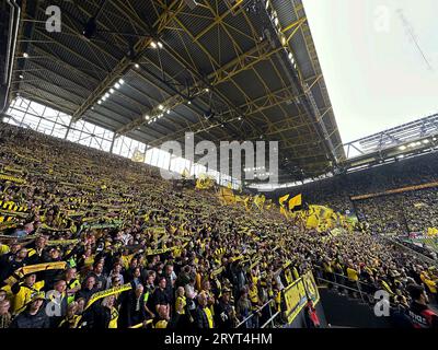 firo: 23.09.2023, Fußball, 1. Liga, 1. Bundesliga, Saison 2023/2024, BVB, Borussia Dortmund - VfL Wolfsburg 1:0 Fans BVB, Sudtribune, Tücher, Fahnen Stockfoto