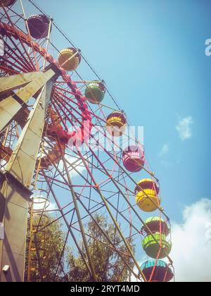 Retro-Riesenrad auf blauem Himmel, mobiles Foto Stockfoto