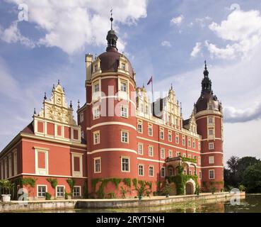 Neues Schloss im Park von Muskau (Park Muzakowski) bei Bad Muskau. UNESCO-Weltkulturerbe. Deutschland Stockfoto