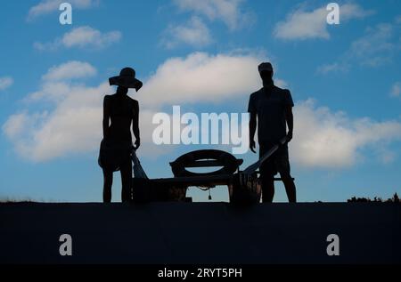 Silhouette von Schaufensterpuppen bei Sonnenuntergang Stockfoto