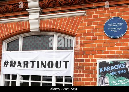 Protestbanner im Blue Boar Pub, Ort der 1906 gegründeten Southend United Football Club-Formation, gekennzeichnet durch eine blaue Plakette an der Wand Stockfoto