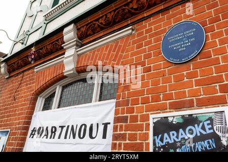 Protestbanner im Blue Boar Pub, Ort der 1906 gegründeten Southend United Football Club-Formation, gekennzeichnet durch eine blaue Plakette an der Wand Stockfoto