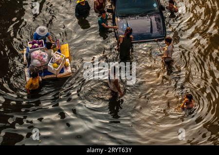 Klimawandel, Thai Flüchtlinge versuchen, ein normales Leben während der Flut, Rangsit, einem nördlichen Vorort von Bangkok, Thailand zu führen. Quelle: Kraig lieb Stockfoto