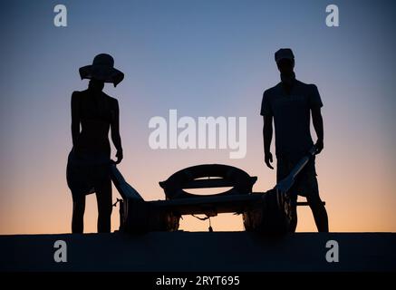 Silhouette von Schaufensterpuppen bei Sonnenuntergang Stockfoto