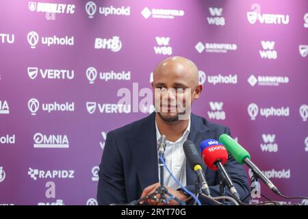 Vincent Kompany während seiner Pressekonferenz im Burnley FC gegen Tottenham Hotspur im Turf Moor für das Spiel der Premier League am 2. September 2023 Stockfoto