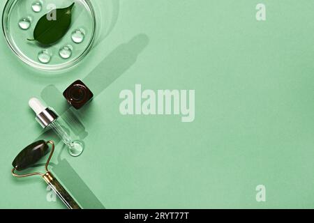 Abstraktes kosmetisches Labor mit chemischen Glaswaren und kosmetischen Produkten. Natürliche Hautpflege Hintergrund, Kopierraum, trendiger Schatten Stockfoto