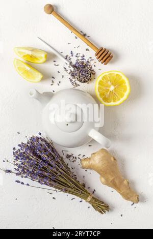 Pflanzliche natürliche Inhaltsstoffe für Tee: Lavendel, Ingwer, Zitrone Stockfoto